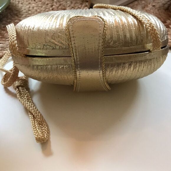 CARLO FELLINI GOLD METALLIC CLAM VINTAGE FORMAL PURSE LIKE NEW WEDDING PROM - Picture 5 of 6